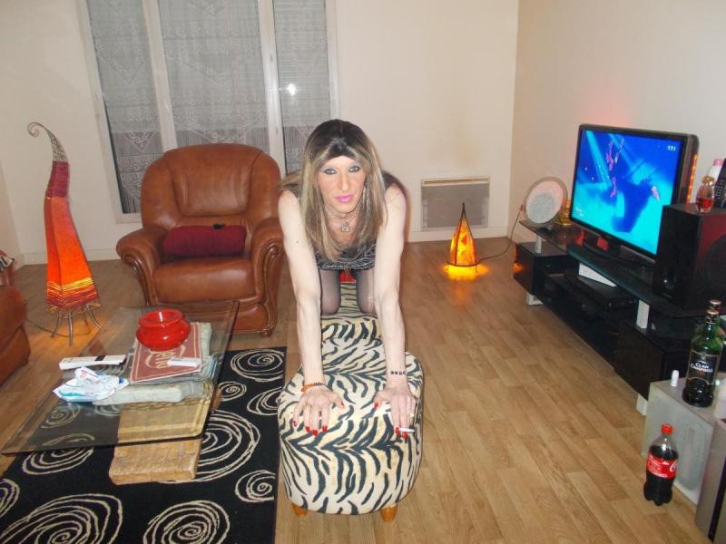 lyly en attente d'une gros zeb pour doser sa chatte a yop